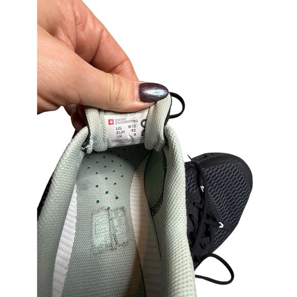 On Cloudflyer 4 Running Shoes Black White Helion CloudTec Women’s Size 10 - Picture 6 of 9